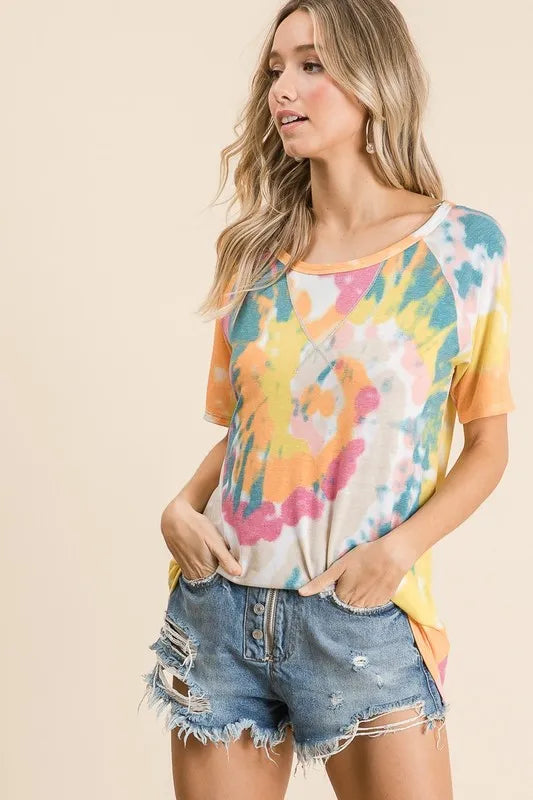 women's bibi tie dye print short sleeve t-shirt with raglan sleeves - close-up detail