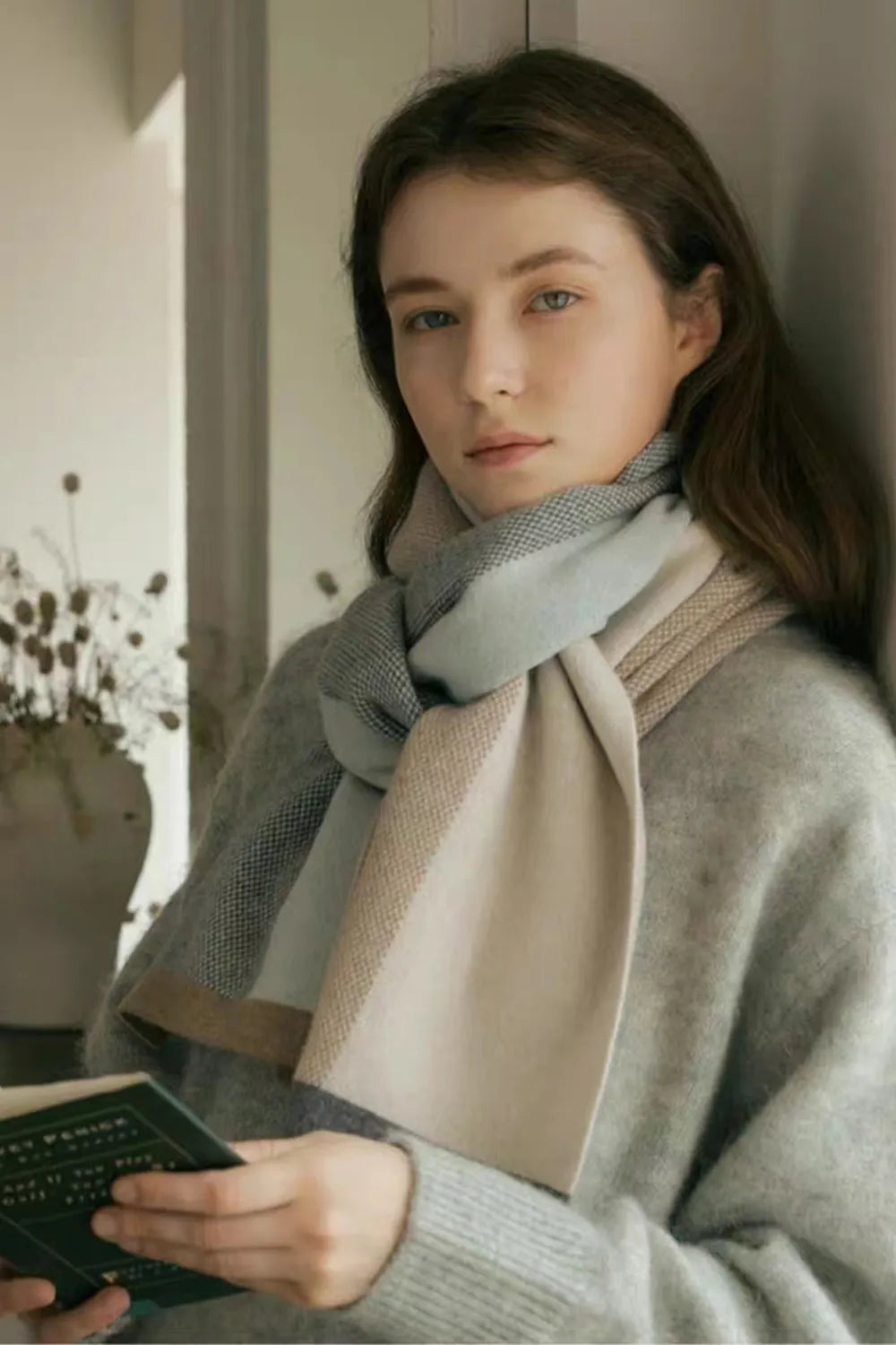 faux fur trim scarf draped on shoulders
