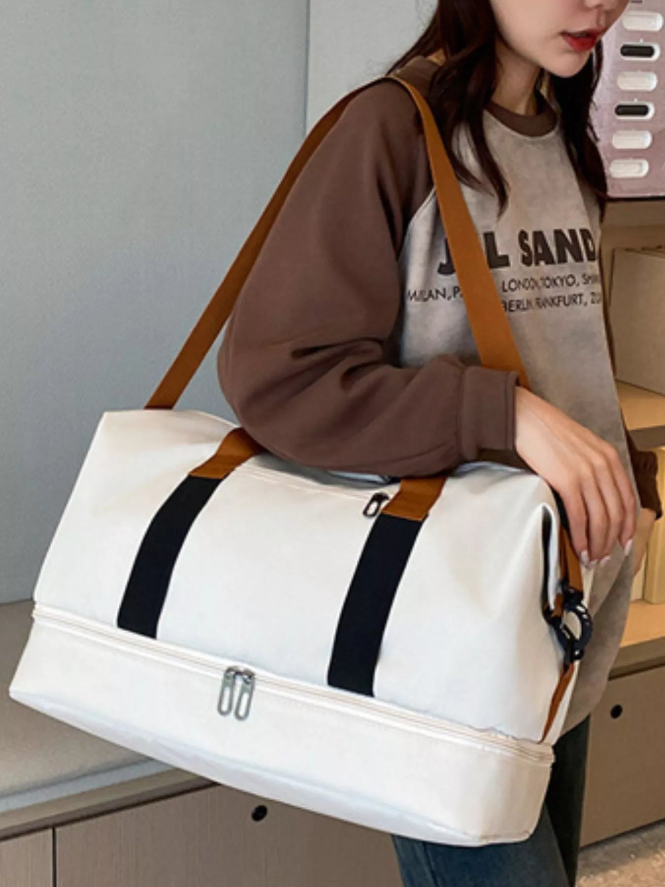 women's multifunctional waterproof travel duffel bag - detail shot