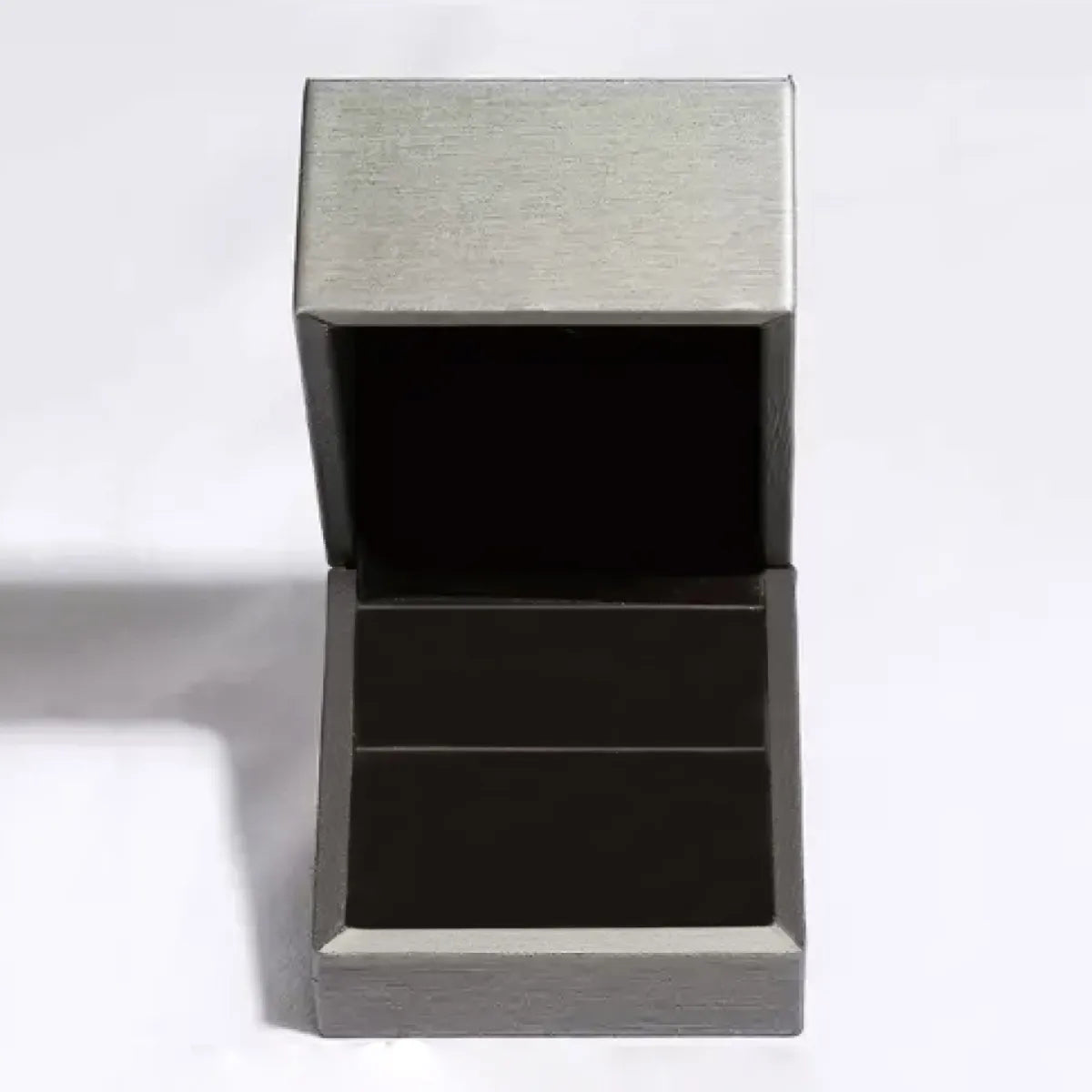 Jewelry box with Donjane! Moissanite ring – includes certification and luxe packaging

