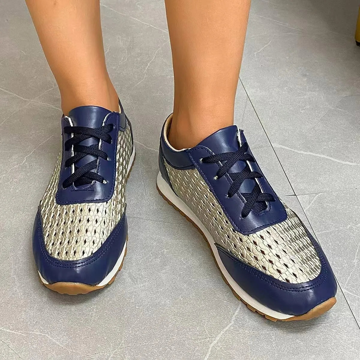 women's breathable lace up sneakers - product detail