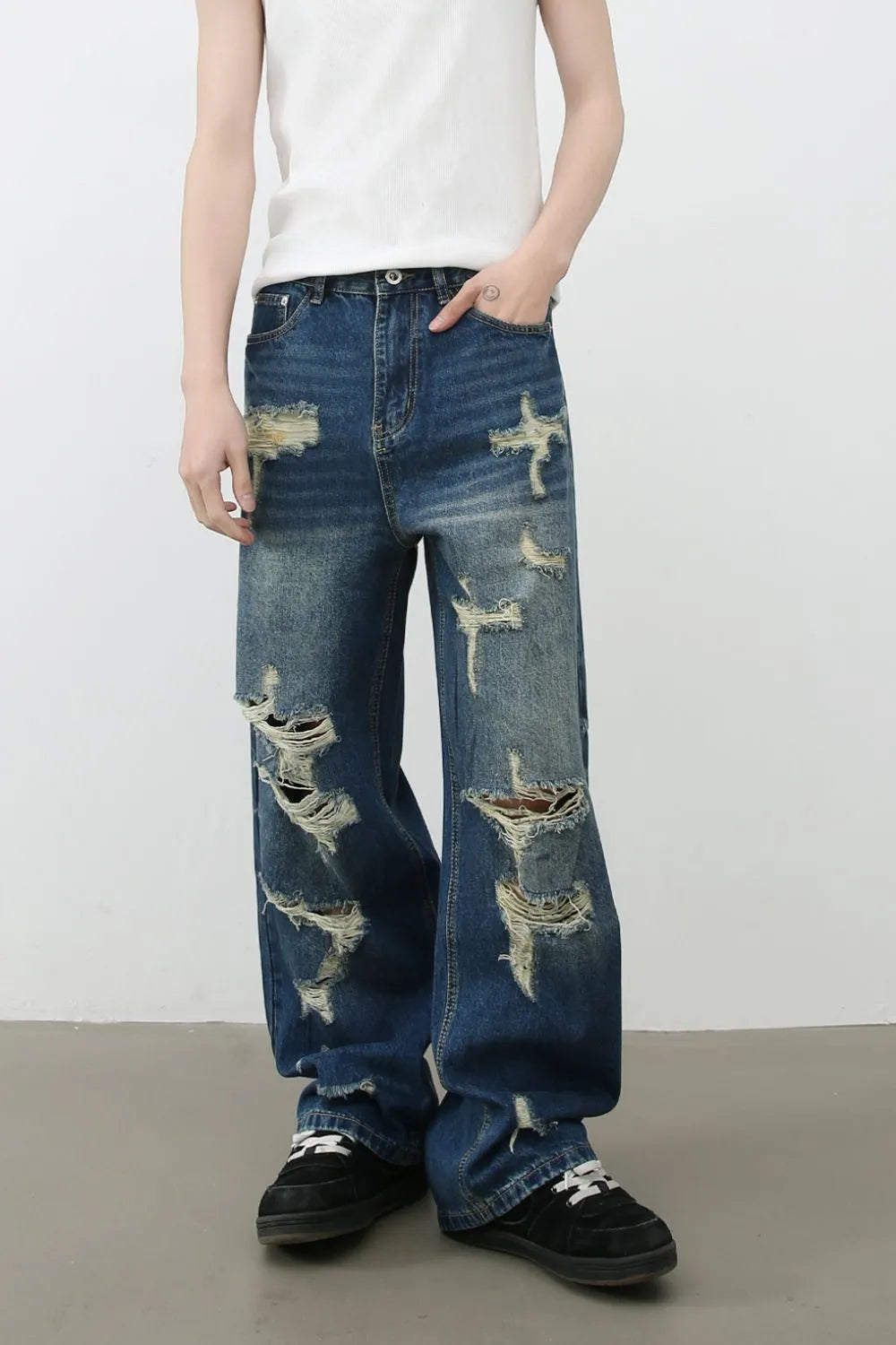 Men's Distressed Jeans with Pockets Medium