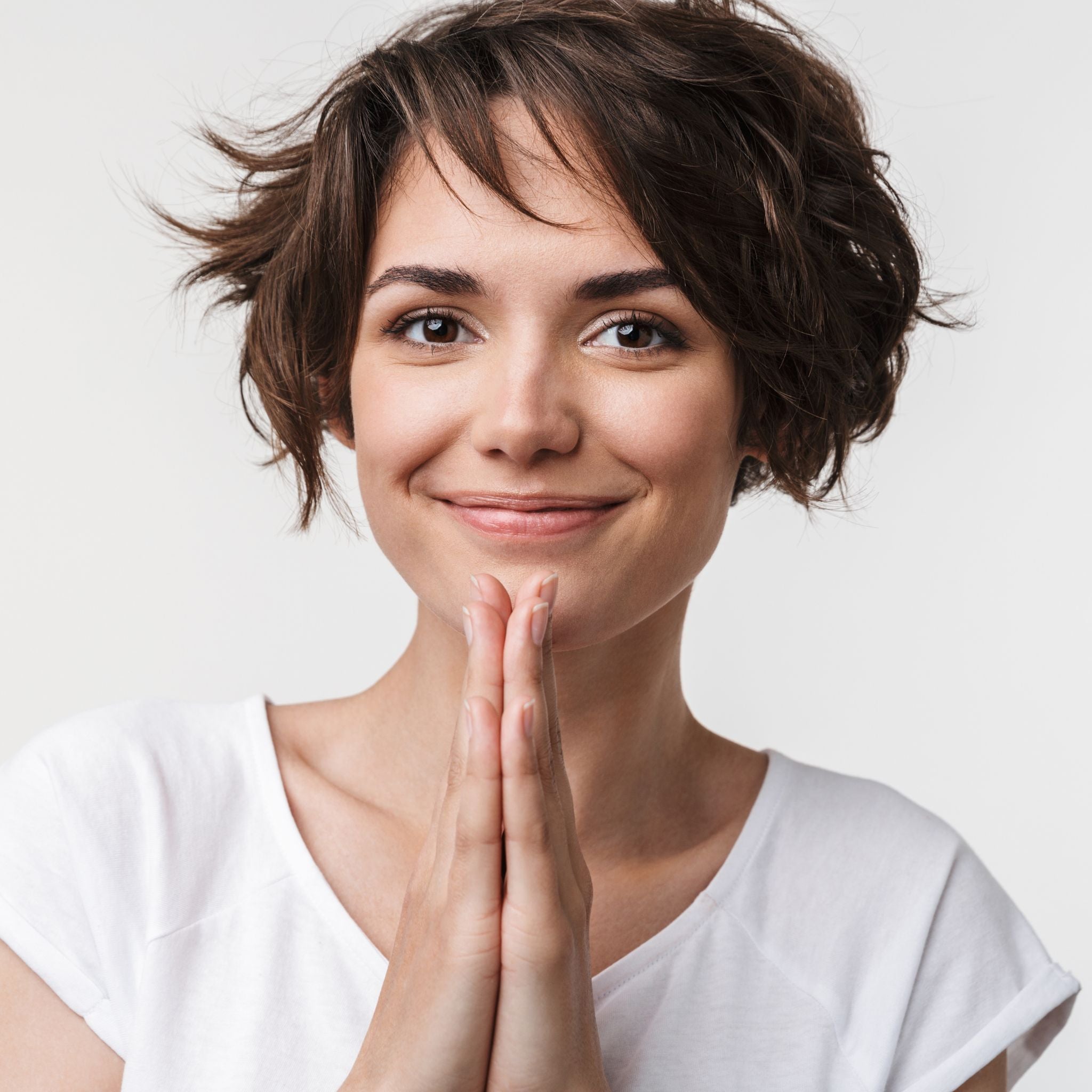 Donjane! FAQ support image – smiling woman in white t-shirt representing friendly customer service for online fashion store