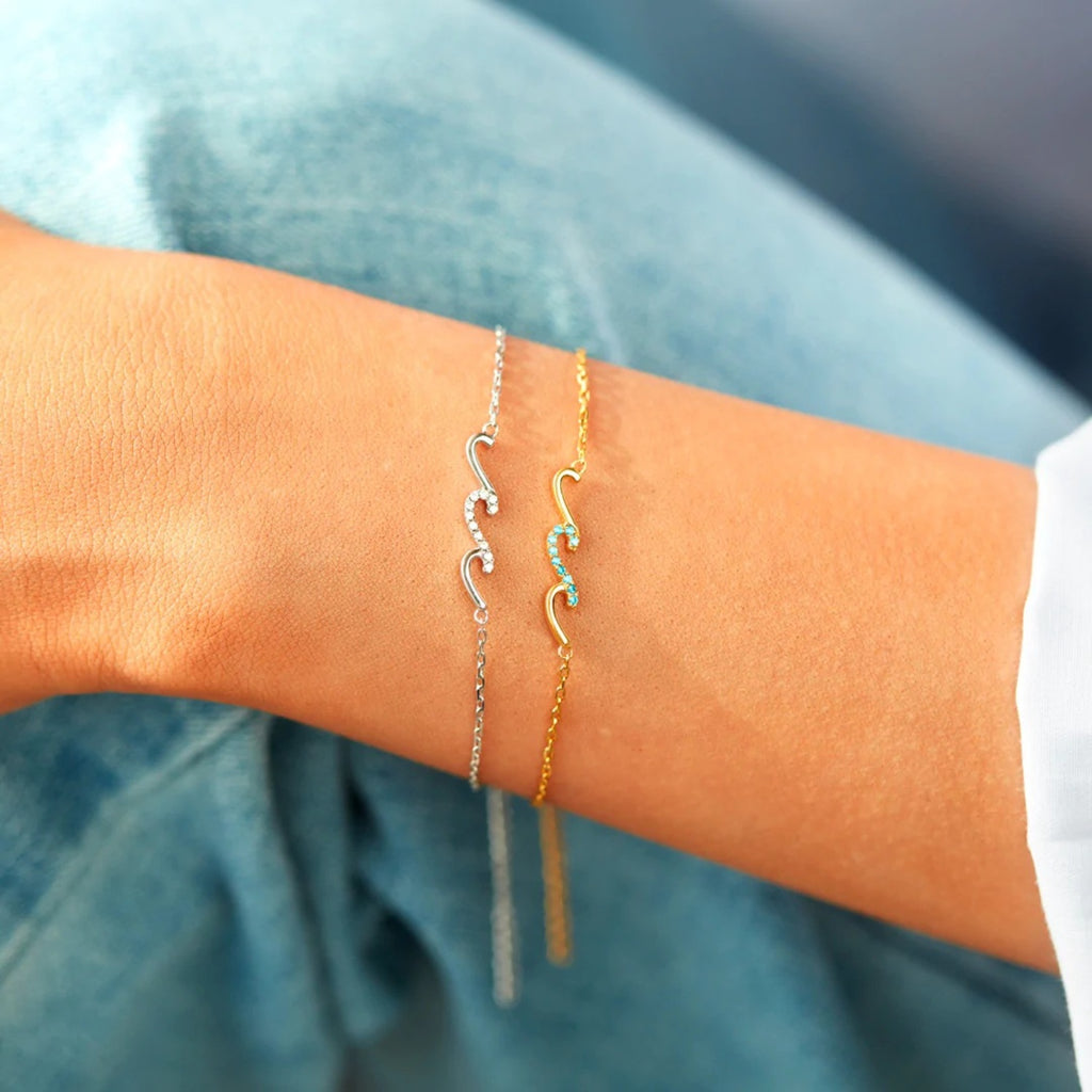 Zoomed view of clasp and chain on Donjane’s sterling silver zircon bracelet for women, size 16cm
