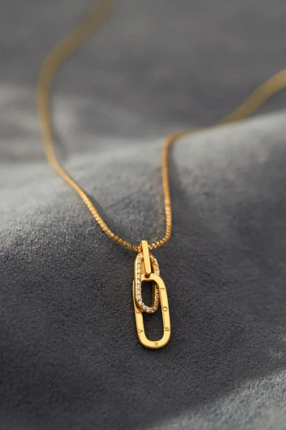 925 sterling silver inland zircon necklace styled as a women’s apparel