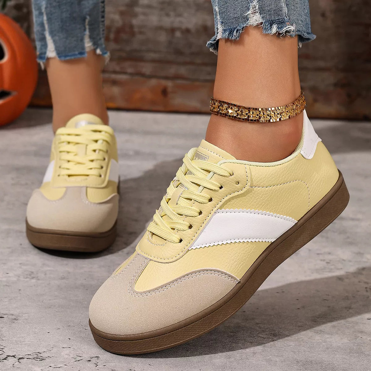 women's round toe lace up sneakers - detail shot