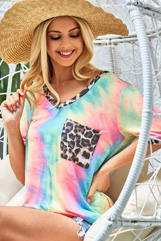 women's bibi tie dye print v neck top with front patch pocket - close-up detail