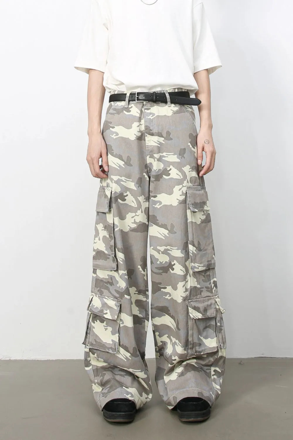 Men's Camouflage Wide Leg Cargo Jeans Gray
