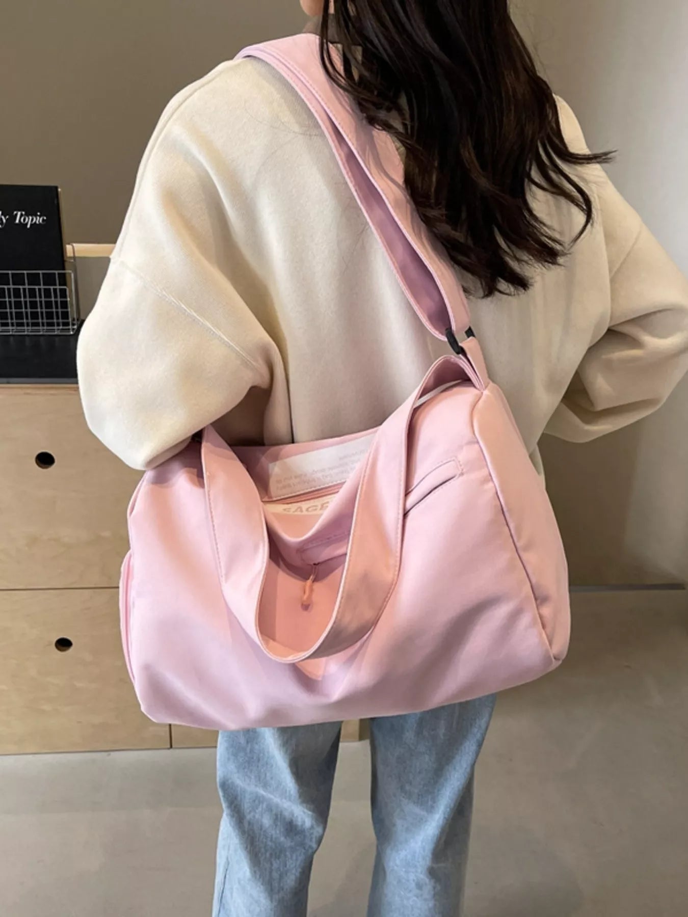 women's lightweight duffel travel bag with adjustable strap - detail shot
