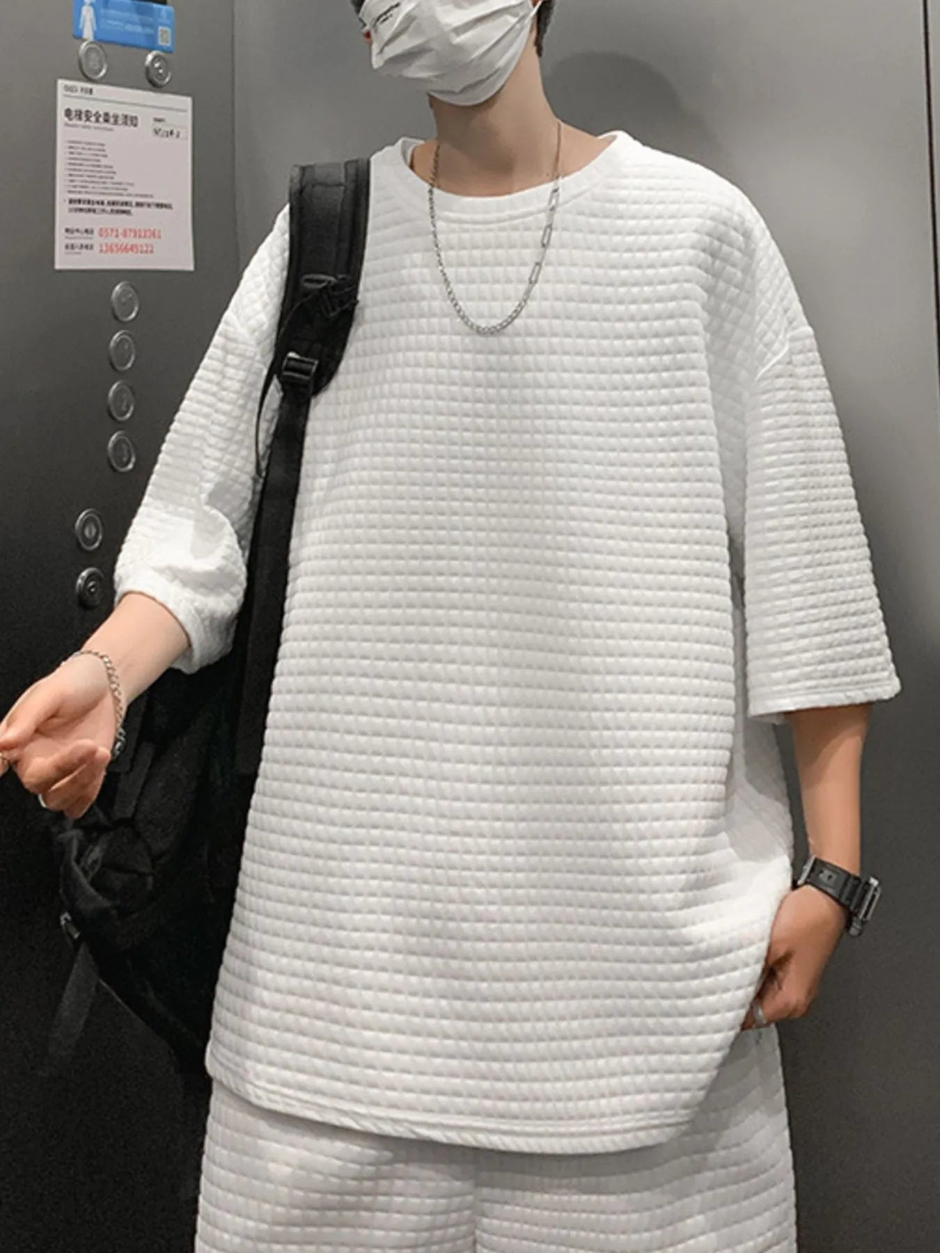 men's men's textured short sleeve t-shirt and shorts set - styling option