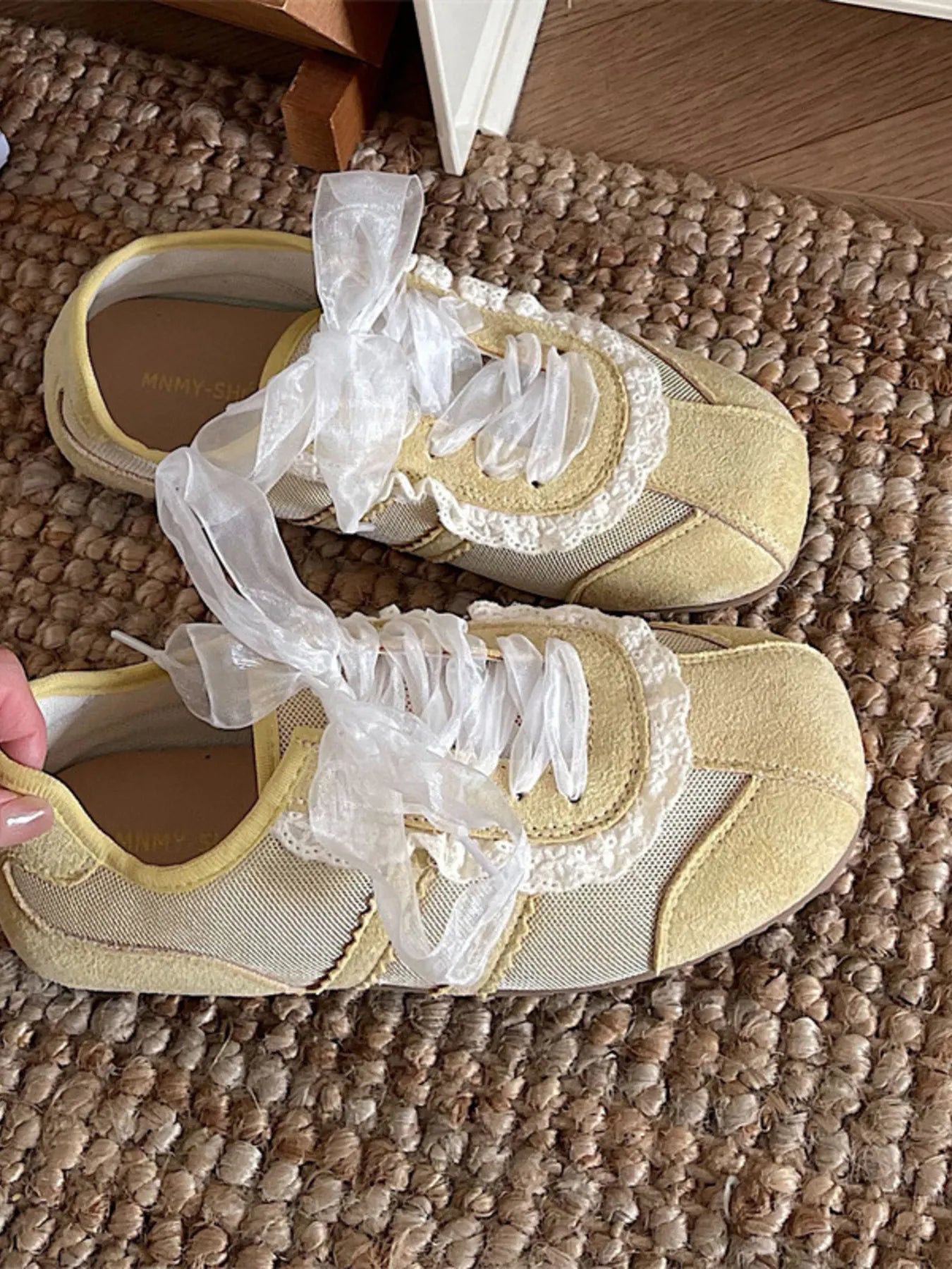 women's round toe lace up sneakers - styling option