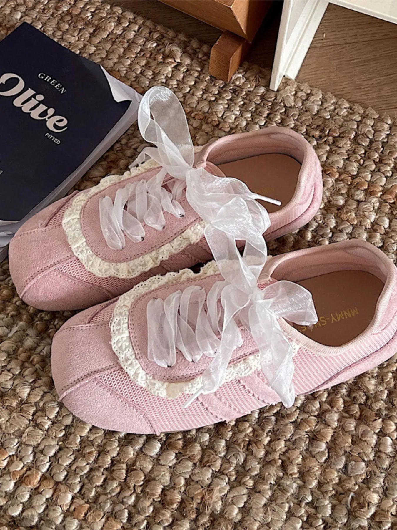 women's round toe lace up sneakers - detail shot