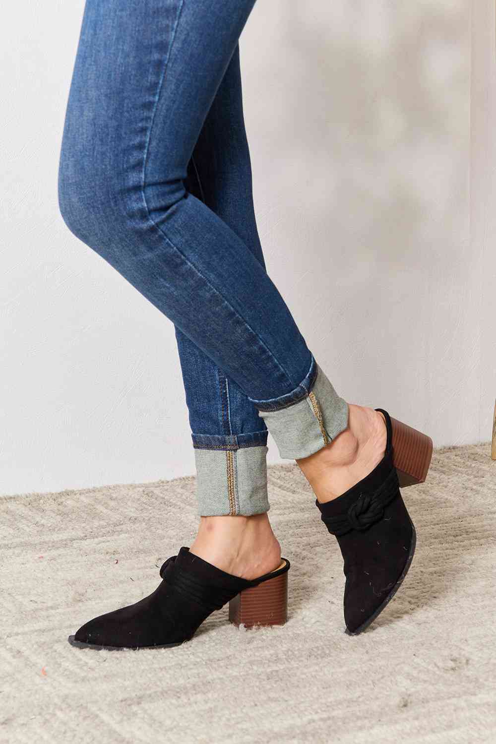 East Lion Corp Pointed-Toe Braided Trim Mules Black